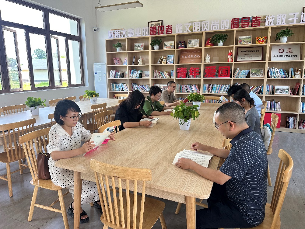 离退休党委开展“七一”主题党日...